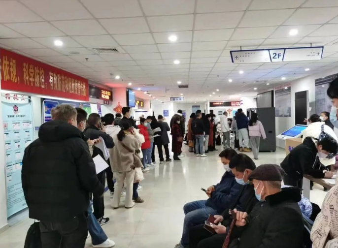 福建福安公安出入境管理大队全力服务保障群众春节后办证需求