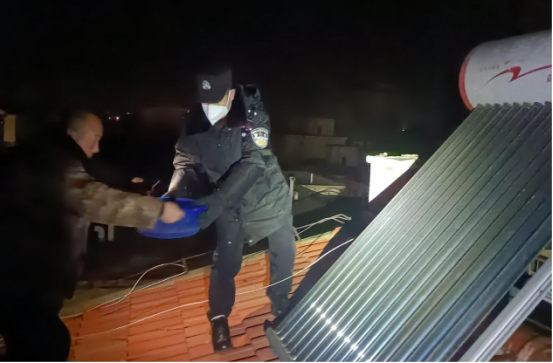 山西太谷：紧急化身“消防员” 民警救火暖人心398.png