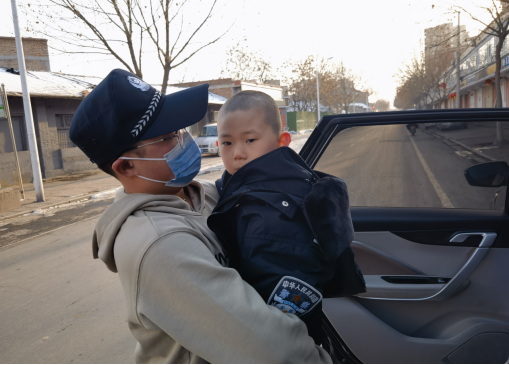 山西太谷：男孩外出迷路，民警及时救助