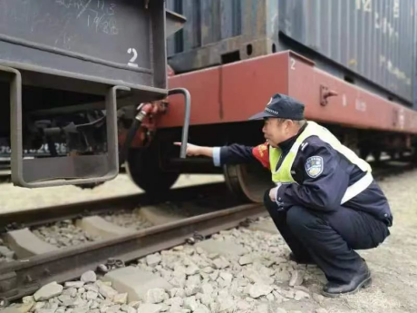 朔州车站派出所：+日夜守护万吨列车安全1216.png