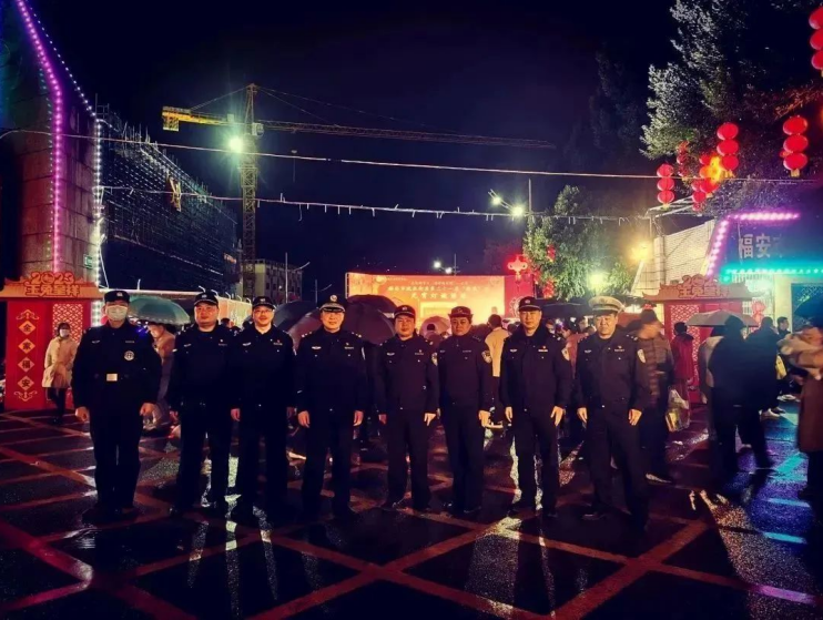 福建福安公安：彩灯耀警徽 欢乐度元宵