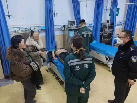 山西介休公安治安大队：紧急护送突发疾病的游客就医97.png