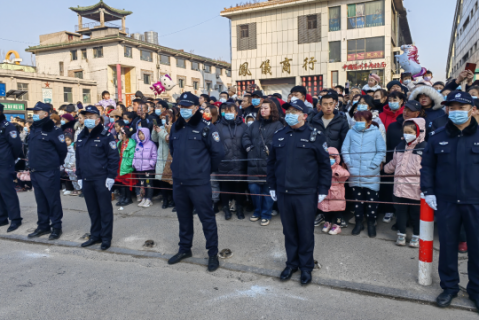 山西太谷：社火上门送喜庆+民警助力保平安521.png