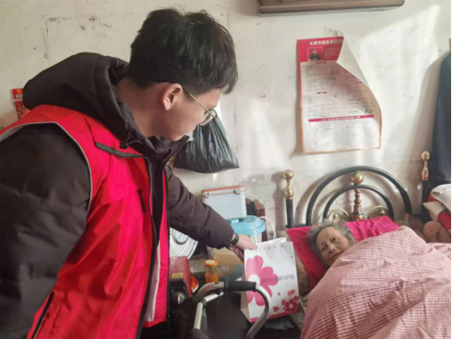 太原古交市迎宾路社区: 为特殊群体发放健康守护包