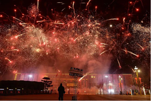 山西介休举行“烟花迎盛世 光彩映介休”元宵节焰火晚会646.png