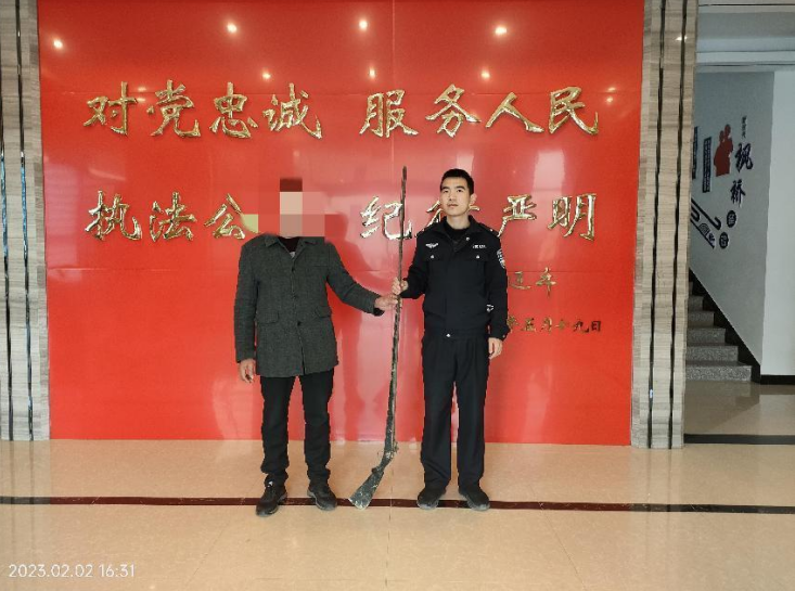 福建福安群众主动上交枪支 警民同心共筑平安