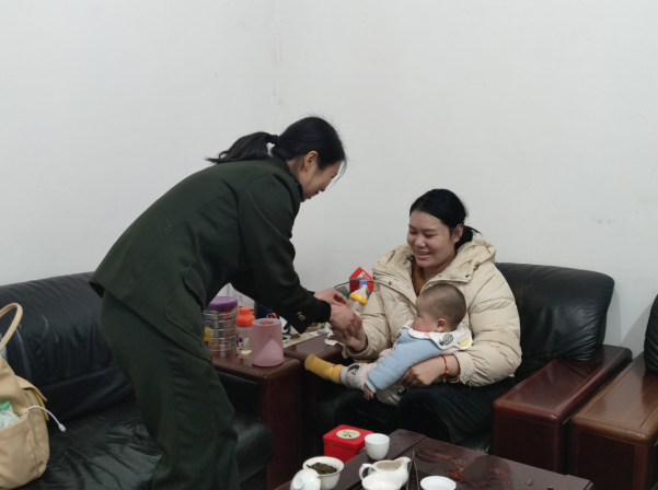 福建龙岩高速：情暖旅途 红路志愿者护航返程路