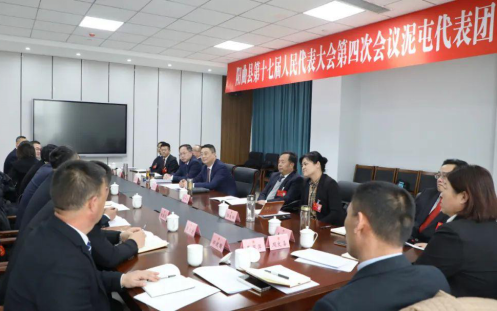 太原阳曲县：县委书记李京京参加泥屯代表团审议