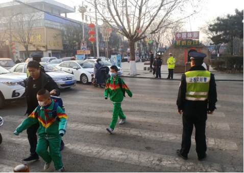 【开学季】临汾汾西交警守好护学岗，上好开学第一课127.png