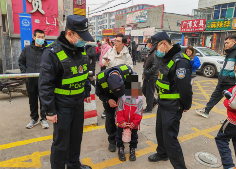 山西介休公安西南所：开学第一天 民警护学暖人心
