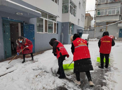 太原万柏林：铲雪除冰保畅通 社区服务暖人心