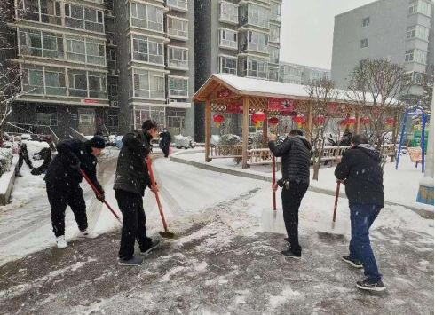 太原万柏林：铲雪除冰保畅通 社区服务暖人心223.png