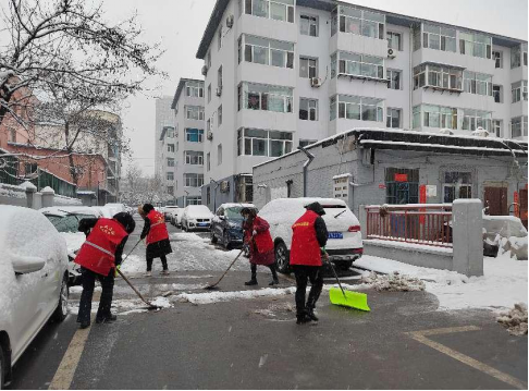 太原万柏林：铲雪除冰保畅通 社区服务暖人心463.png