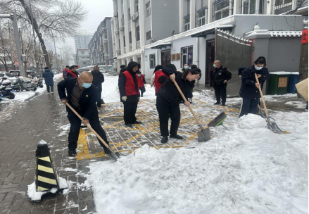 太原万柏林区行政审批服务管理局开展“扫雪除冰”志愿服务活动