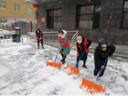 太原迎泽桥西社区开展清扫积雪志愿服务活动