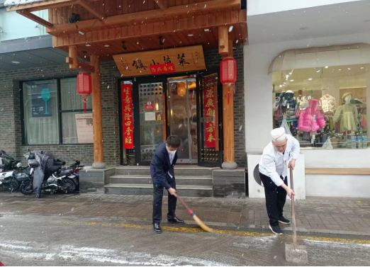 太原迎泽区：漫天大雪路难行 齐心协力共除冰386.png