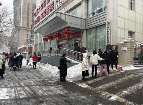 太原迎泽区：漫天大雪路难行 齐心协力共除冰535.png