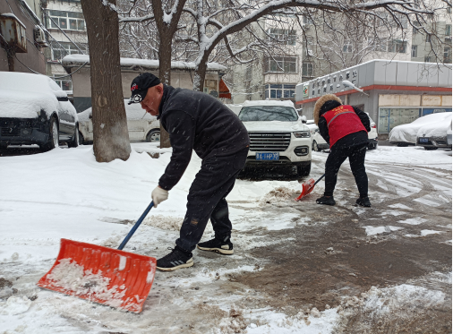 太原迎泽区：漫天大雪路难行 齐心协力共除冰536.png