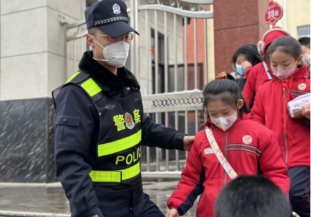 山西介休公安城关所：站好“护学岗” 守护平安路