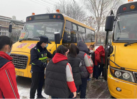 山西介休公安城关所：开展站好“护学岗” 守护平安路122.png