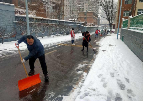 太原小井峪街道：扫雪除冰在行动  寒冬奉献暖人心378.png