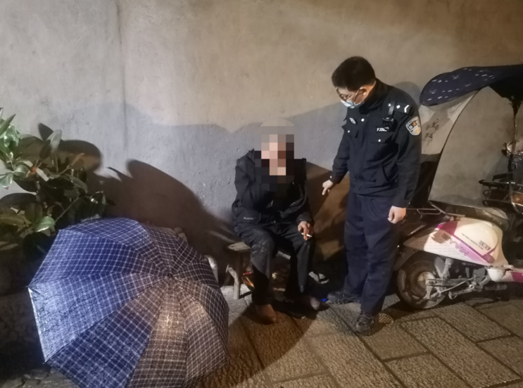 福建福安公安：老人雨夜摔伤 民警暖心救助