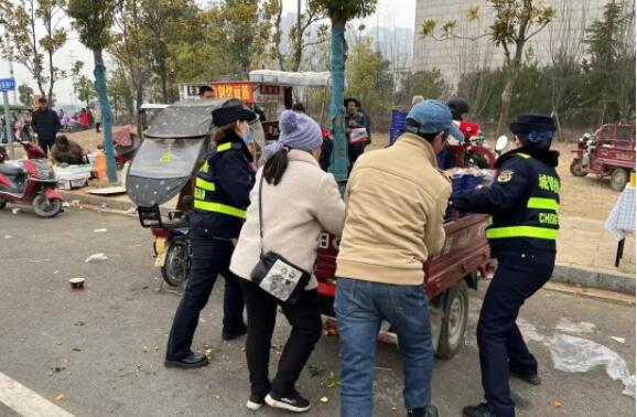 邓州城管：女子服务总队全力服务保障湍北市民广场元宵节灯会圆满举办