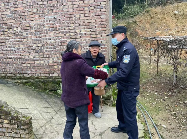 福建福安民警联合乡贤及爱心人士走访慰问山界村