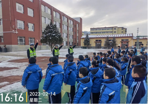 【开学第一课】太原娄烦：交警进校园 送上“安全礼”512.png