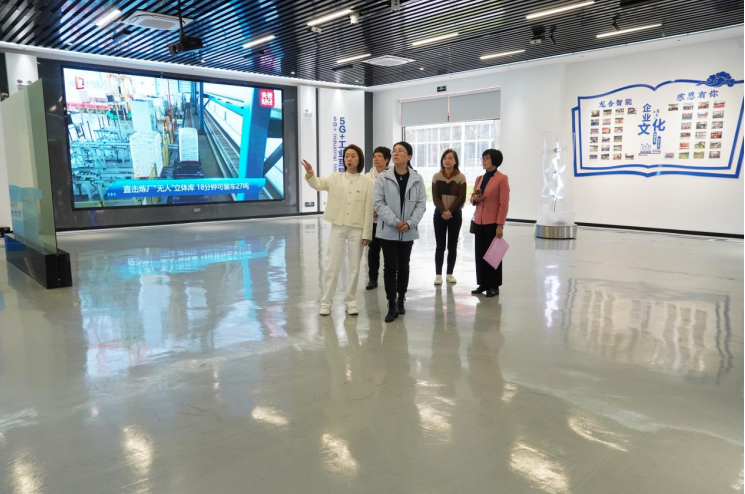 福建龙岩市妇联主席林艳一行到龙合智能调研指导