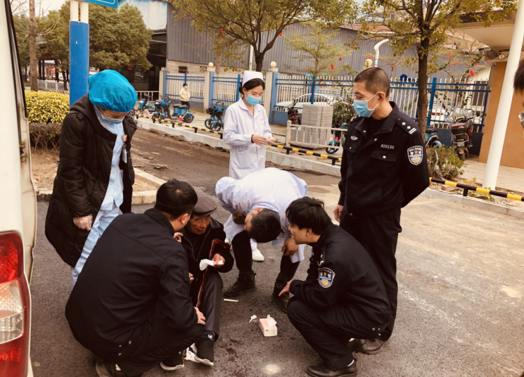 福建福安城南派出所：暖心救助老人 警心温暖民心
