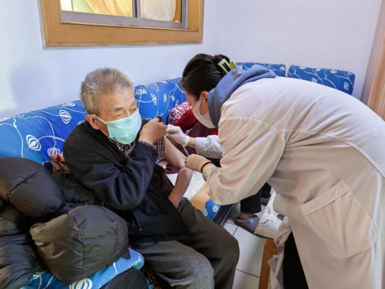 太原老军营社区：疫苗接种送上门，老人安心更暖心