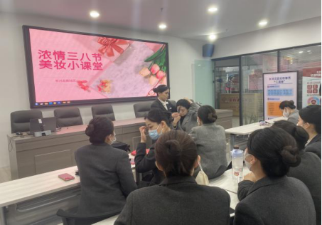 “浓情三八节 美妆小课堂”——太原万柏林区长兴北街社区开展主题党日活动