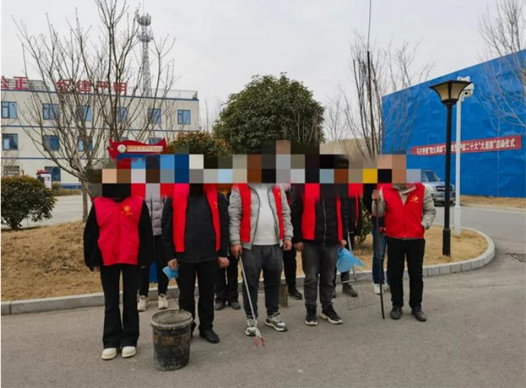 河南省清丰县省社区矫正对象开展河道清洁公益活动