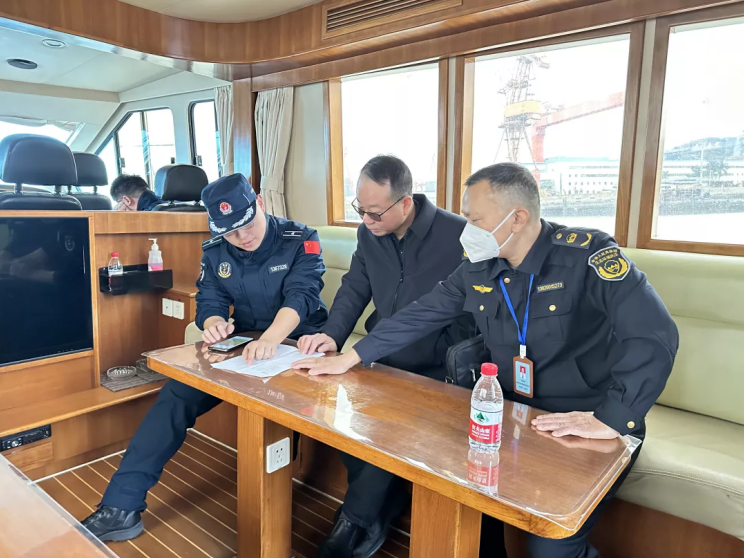 厦门海沧生态环境局与海警局海沧工作站联合开展海洋生态环境保护执法行动