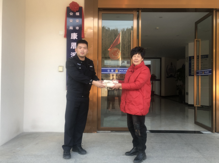 福建福安公安：热心群众捡到钱包 民警助力寻找失主