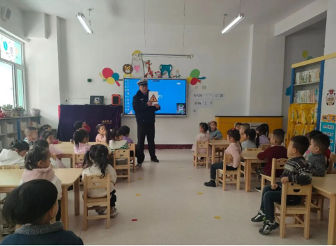 临汾安泽公安交警大队走进幼儿园“被看见 才安全”