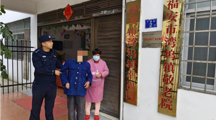 福建福安湾坞派出所热心救助一名路边摔倒老人