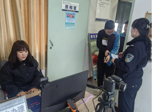 临汾吉县公安：小窗口大服务 为民服务暖人心367.png