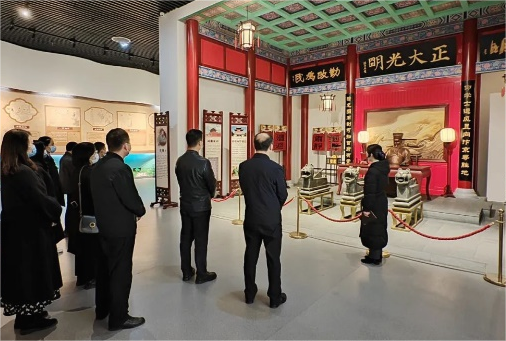 河南许昌中院组织党员干警到廉政文化馆学习