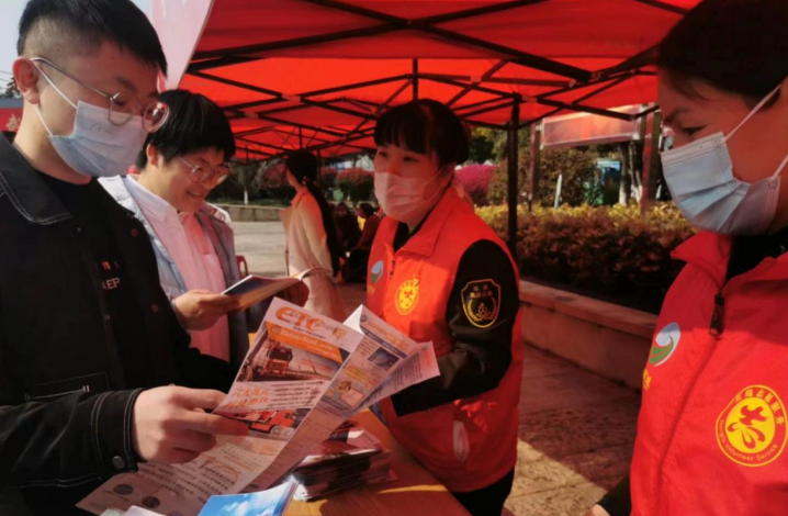 福建龙岩高速：学习雷锋好榜样 三争三比当先锋