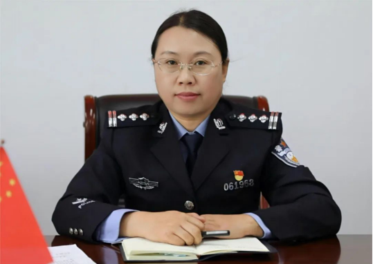 警徽荣耀时 巾帼绽芳华