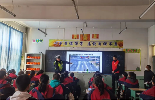 临汾安泽公安交警深入学校开展“学雷锋”志愿者活动
