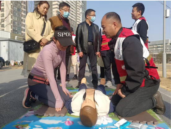 学雷锋纪念日 | 急救地摊“学雷锋 讲奉献 践行动” 绽放璀璨光芒