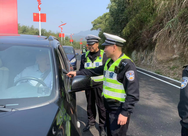 福建福安溪柄联合开展酒驾集中整治行动