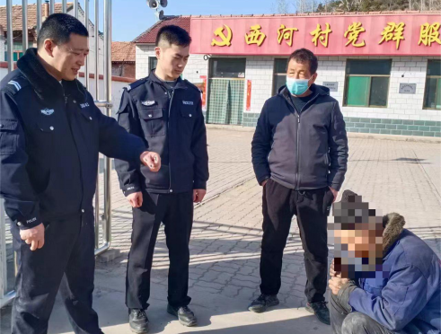 山西榆社：老人高速跨护栏捡煤渣 民警温情劝导化风险