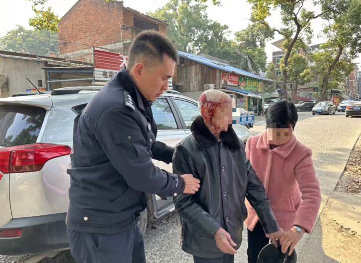 福建福安公安：九旬老人路上摔伤  民警办案途中暖心救助