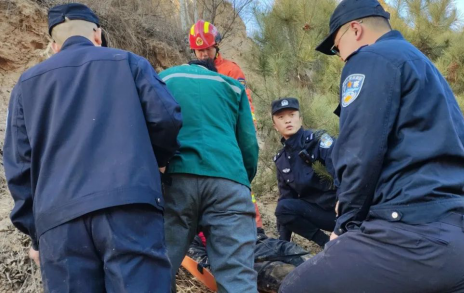 惊险！村民开车跌落山沟，临汾永和民警及时救援163.png