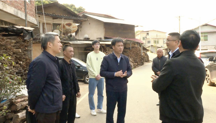 福建华安县委书记调研信访维稳、基层党建和乡村振兴工作