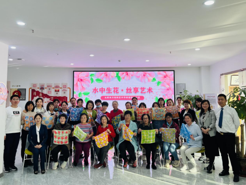太原滨体社区开展“水中生花 丝享艺术”非遗水拓丝巾活动
